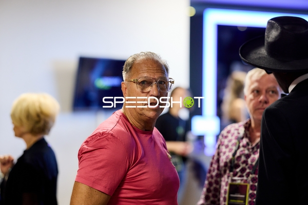 Ringside-Zone Face-Off