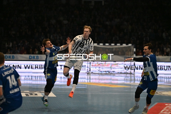 Rasmus Ankermann (22; THW Kiel) mit Ball, verteidigt von Eric Johansson (21; THW Kiel) und Philipp Meyer (27; ThSV Eisenach)