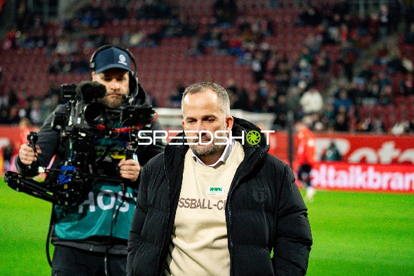 Person am Spielfeldrand