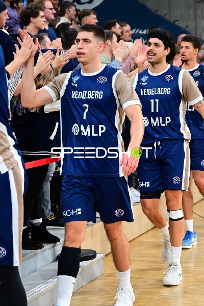 Spieler Dusan Neskovic (7; MLP Academics Heidelberg), Erol Ersek (11; MLP Academics Heidelberg) und Samuell Williamson (10; MLP Academics Heidelberg) begrüßen Fans