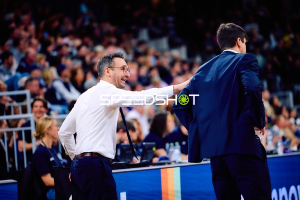 Trainer interagiert energisch am Spielfeldrand