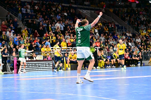 Max Darj (5; Füchse Berlin) im Zweikampf um den Ball