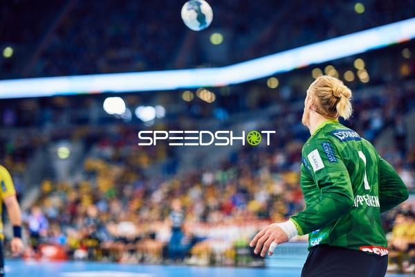 Ein Torwart beobachtet den Ball in der Luft.