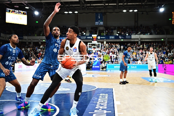 David NGuessan (1; Basketball Löwen Braunschweig) mit Ball in Aktion