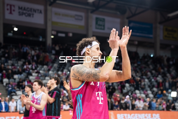 Michael Kessens (6; Telekom Baskets Bonn) applaudiert im Vordergrund
