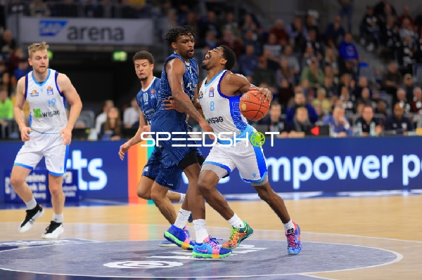 Osun Osunniyi (12; MLP Academics Heidelberg) mit Ball in Aktion