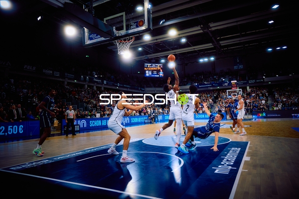 Ein Spieler der MLP Academics Heidelberg springt in die Luft, um einen Korbwurf zu erzielen.