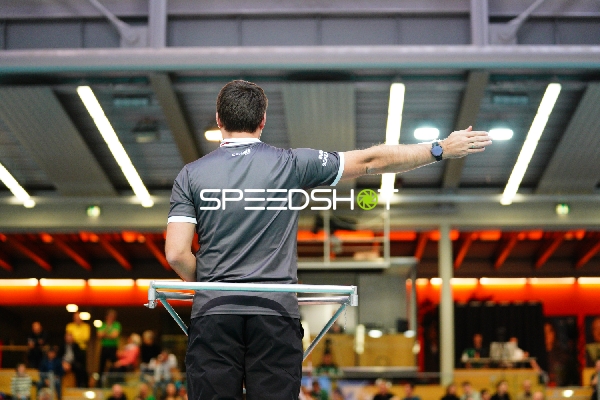 Schiedsrichter zeigt Entscheidung