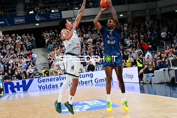 Michael Weathers (20; MLP Academics Heidelberg) mit Wurfversuch