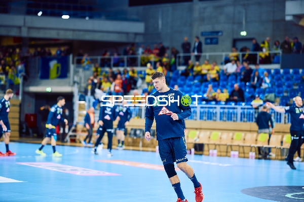 Ein Spieler von ThSV Eisenach wärmt sich auf dem Spielfeld auf.
