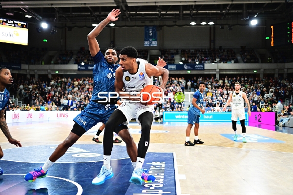David NGuessan (1; Basketball Löwen Braunschweig) mit Ball