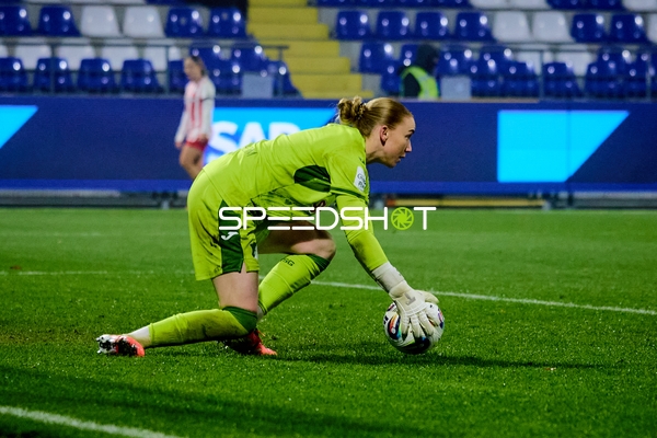Torwart Laura Dick (1; TSG Hoffenheim Frauen) sichert Ball