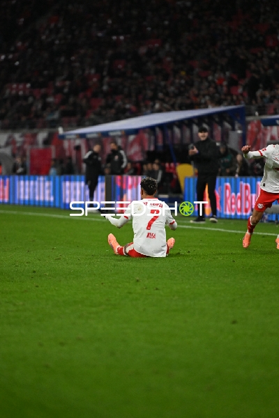 Spieler sitzt auf dem Rasen