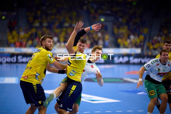 Spieler kämpfen um den Ball