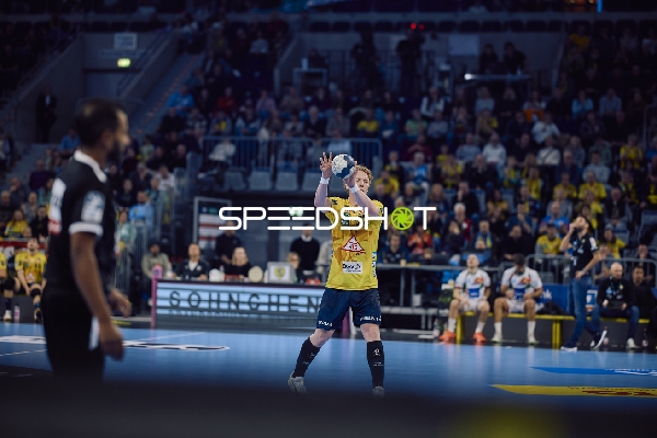 Gustav Davidsson von den Rhein Neckar Löwen bereitet sich darauf vor, den Ball zu werfen.