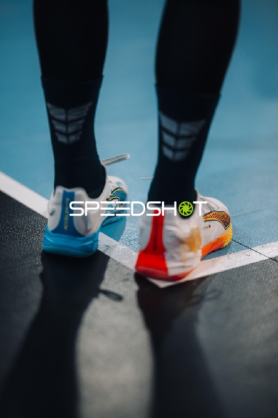 Sportler-Schuhe auf Hallenboden