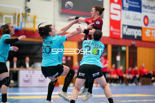 Mareike Thomaier (2; HSG Bensheim/Auerbach) und Luca Farago (19; Thüringer HC) in Aktion