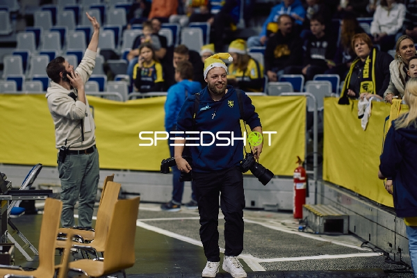 Ein Fotograf im Innenraum des Handball-Spiels.