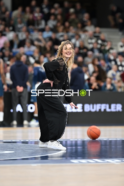 Person auf Basketballfeld