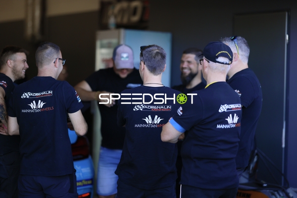 Adrenalin Motorsport Team in der Boxengasse