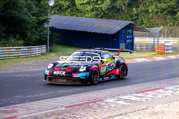 Rennfahrzeug auf der Rennstrecke