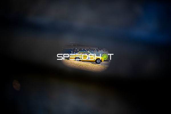 Klassisches Rennfahrzeug auf der Rennstrecke