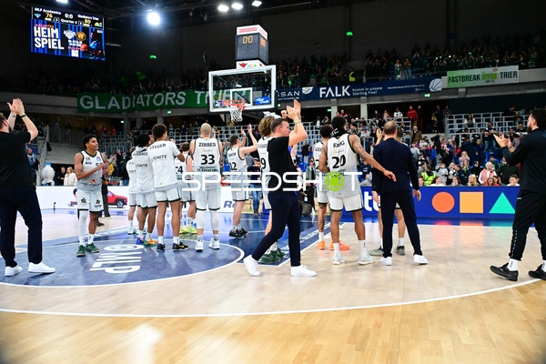 Nach Spielende mit Eli Brooks (55; Gladiators Trier)
