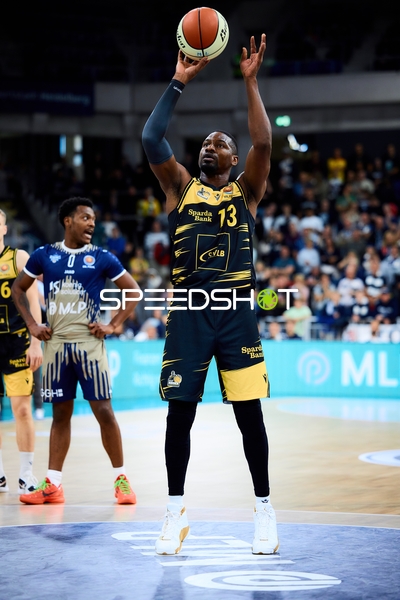 Yorman Polas Bartolo (13; MHP Riesen Ludwigsburg) wirft