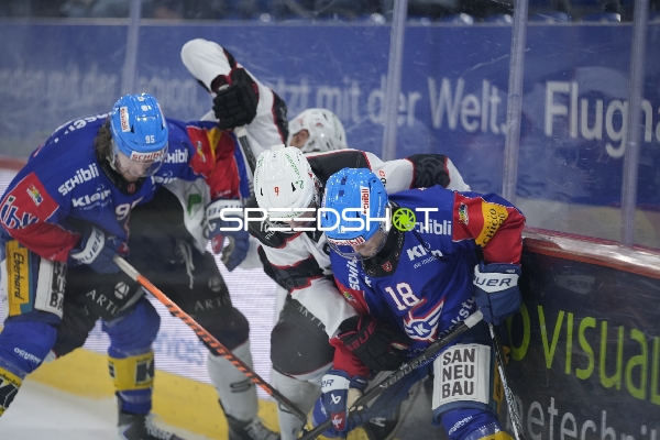 Kampf um den Puck an der Bande