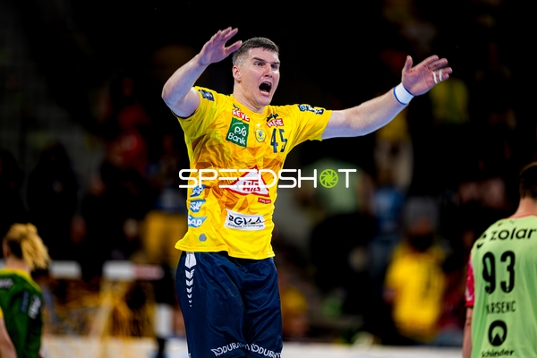 Spieler mit erhobenen Armen