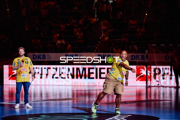 Ein Spieler der Rhein Neckar Löwen wirft den Ball während einer Präsentation vor dem Spiel.