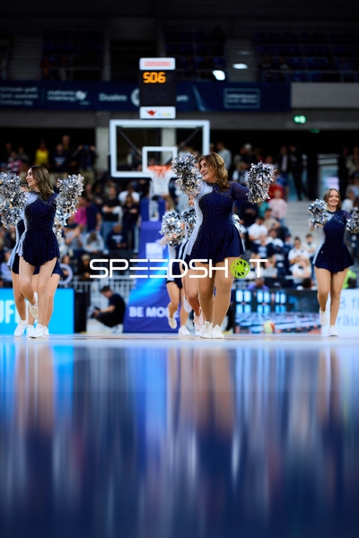 Cheerleader-Performance im SNP-Dome