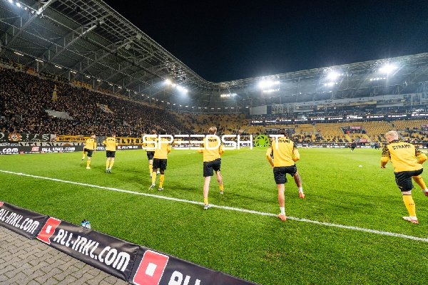 Spieler von SG Dynamo Dresden beim Aufwärmen