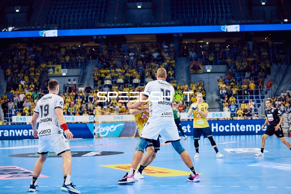 Ein Spieler von MT Melsungen verteidigt gegen einen Spieler von den Rhein Neckar Löwen.