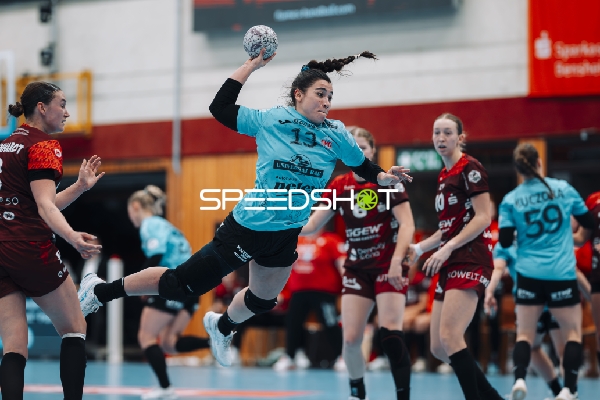 Szene mit Giulia Guarieiro (13; Thüringer HC) und Matilda Ehlert (10; HSG Bensheim/Auerbach)