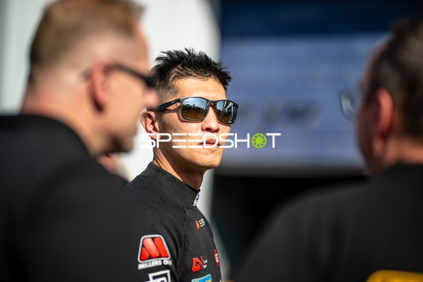 Rennfahrer in der Boxengasse