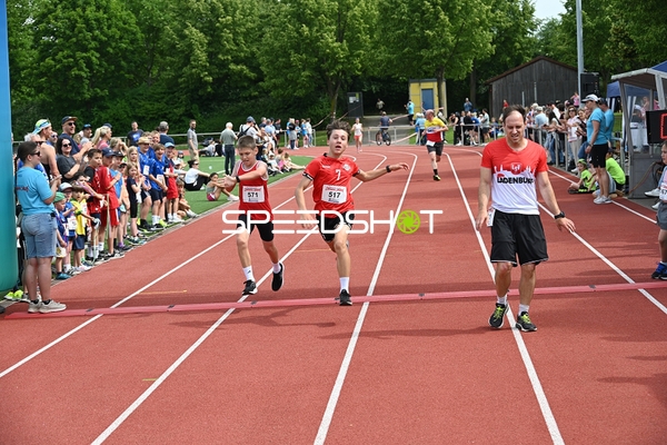 Läufer erreichen Zielband