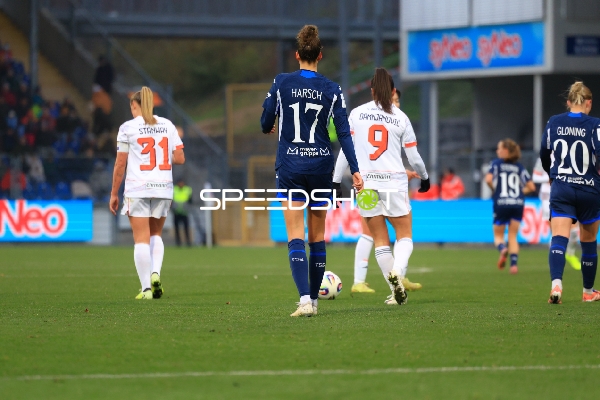 Spieler laufen auf dem Feld