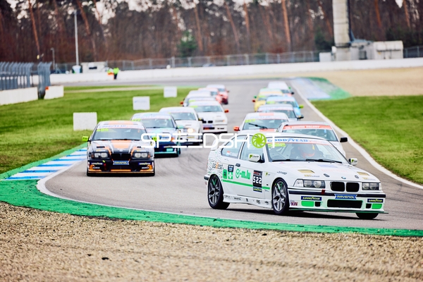 Pit Venanzi führt das Fahrerfeld beim Rennen an