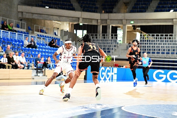 Zweikampf zwischen Assemian Moulare (3; JL Bourg Basket) und Alonzo Verge (11; Rasta Vechta)