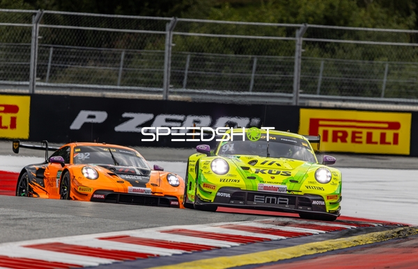 Zwei Fahrzeuge auf der Rennstrecke