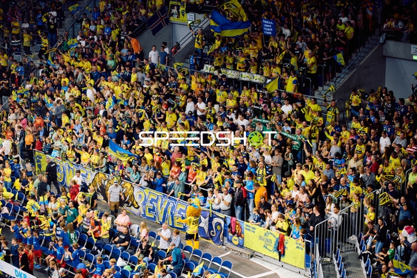 Team und Fans feiern