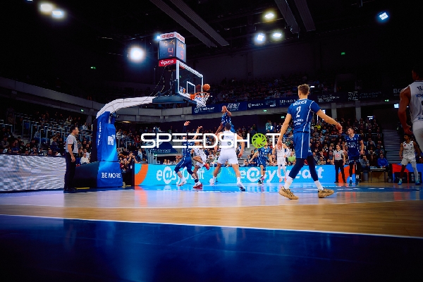 Ein Spieler von Brose Bamberg versucht, einen Korbleger zu blocken.