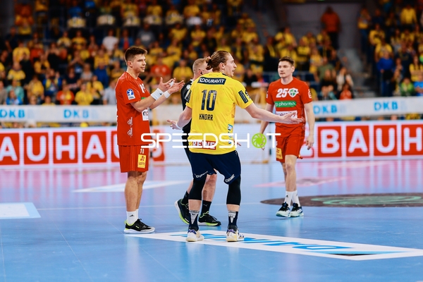 Spieler diskutieren auf dem Spielfeld