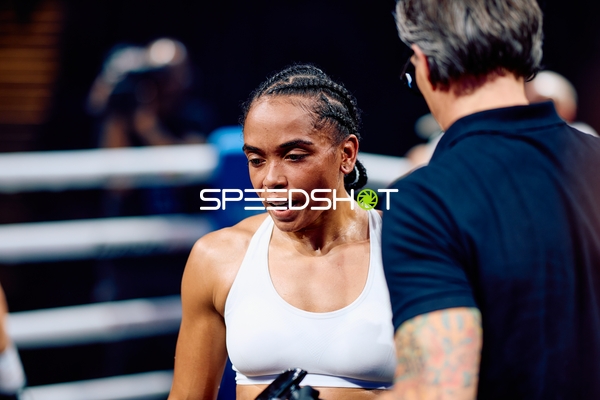 Boxerin in der Ringside Zone