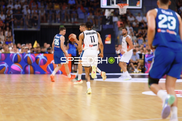 Weidemann Nelson Weidemann (11; Deutschland) dribbelt