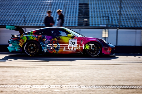 Markus Maier führt Vorstartmanöver im bunten Wagen aus