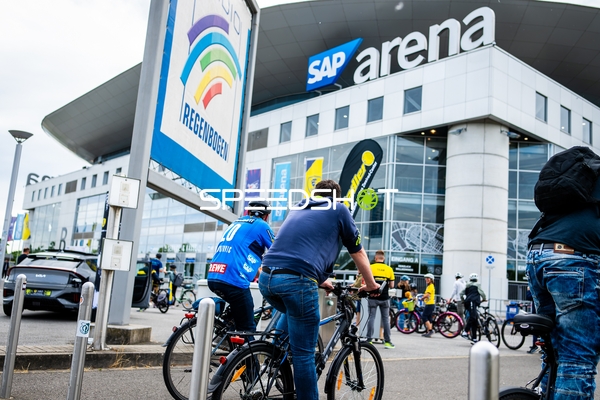 Personen vor SAP arena