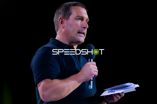 Offizielle Person spricht