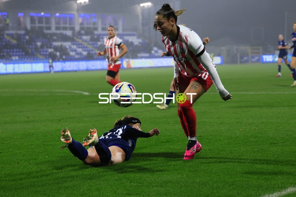 Intensiver Zweikampf um Ball